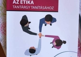 Horogkeresztre emlékeztető ábrával a borítóján jelent meg az iskolai etika kézikönyv