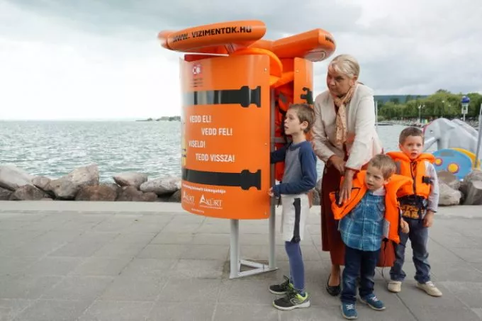 Felavatták az első mentőmellényállványt Balatonalmádiban