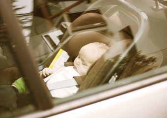 Bezárt autóból mentettek ki a hőségben egy kétéves kisfiút Budapesten