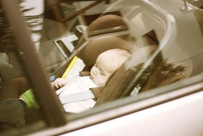Bezárt autóból mentettek ki a hőségben egy kétéves kisfiút Budapesten