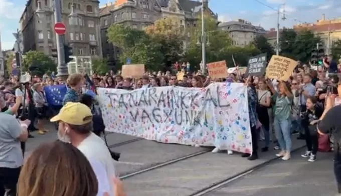 Többezer diák, tanár és szülő tüntetett Budapesten - videók a diáktüntetésről