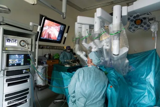 Nőgyógyászati daganatok ellátásába is bevonták a robottechnikát az egyetemen