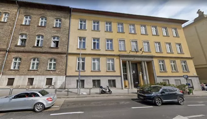 Kiesett az ablakon egy 12 éves gyerek az egyik budapesti iskolában Kiesett az ablakon egy 12 éves gyerek az egyik budapesti iskolában