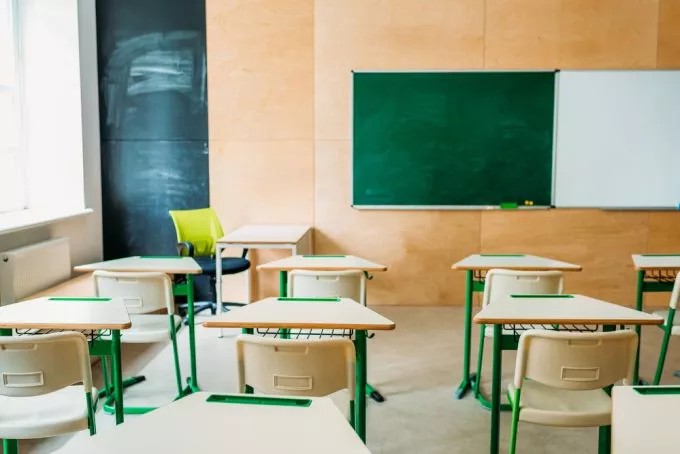 A szabolcsi diákok szerint saját testnevelő tanáruk lopta el a pénzüket - rejtett kamerát helyeztek el az osztályban A szabolcsi diákok szerint saját testnevelő tanáruk lopta el a pénzüket - rejtett kamerát helyeztek el az osztályban