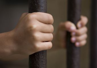 Öt év börtönre ítélték a tanárát egy győri iskolában megkéselő diákot