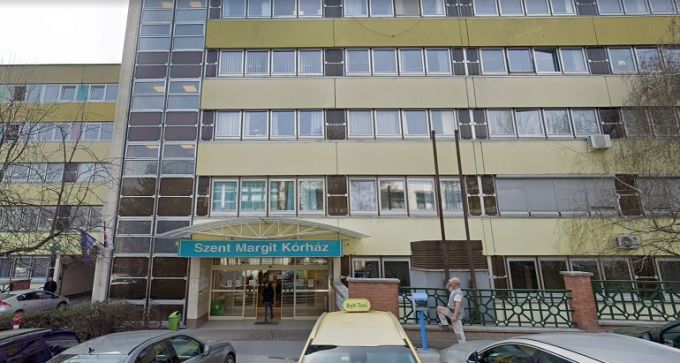 A kórház udvarán, a földön szült egy nő Budapesten - nem vették fel a telefont a szülészeten