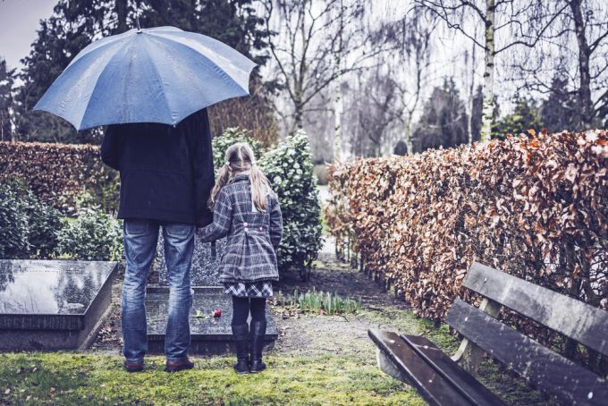 "Miért nem vittél el a temetésre?" - Fontos kérdések a gyermek gyászáról