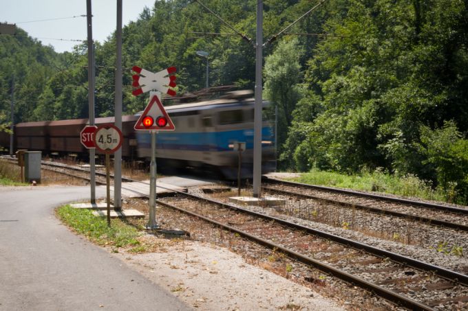 "Nagyon jó édesanya volt!" - Hatgyerekes anya és egyik gyermeke halt meg a síneken 