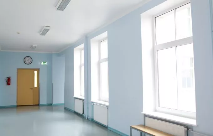 Kizuhant egy lány egy budapesti gimnázium ablakából