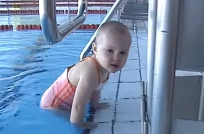 1 év 9 hónaposan már mélyvízben úszik a kislány - a kétéves kisfiú pedig makarónit készít
