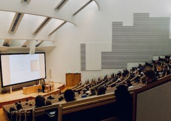 Bizonytalan ideig felfüggeszti az Európai Bizottság az Erasmus programot a magyar alapítványi egyetemeken