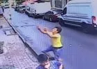 17 éves fiú kapta el az ablakból kizuhanó babát, és ezzel megmentette az életét - videó