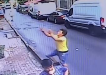 17 éves fiú kapta el az ablakból kizuhanó babát, és ezzel megmentette az életét - videó
