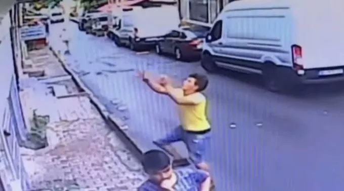 17 éves fiú kapta el az ablakból kizuhanó babát, és ezzel megmentette az életét - videó