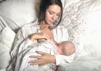 Gyönyörű fotót posztolt Caramel felesége: szoptatás közben örökítették meg