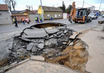 Mintha a föld nyelte volna el: beszakadt az út egy autó alatt Debrecenben