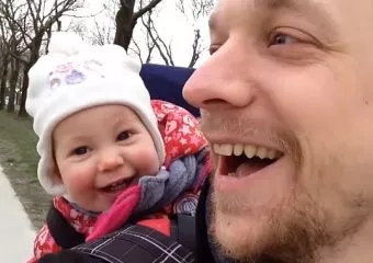 Ez a kislány és az apukája az egész világot elbűvölte azzal, ahogy a papa szót tanulják - Videó
