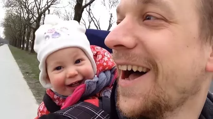 Ez a kislány és az apukája az egész világot elbűvölte azzal, ahogy a papa szót tanulják - Videó