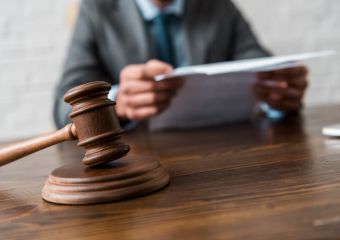 Unokája arcát harapta meg egy nagymama Debrecenben - felfüggesztett börtönbüntetést is kaphat
