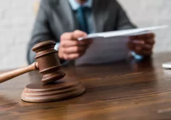 Unokája arcát harapta meg egy nagymama Debrecenben - felfüggesztett börtönbüntetést is kaphat