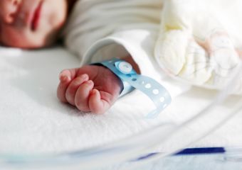 Édesapja mentette meg a 3 napos baba életét a mentők utasításai alapján