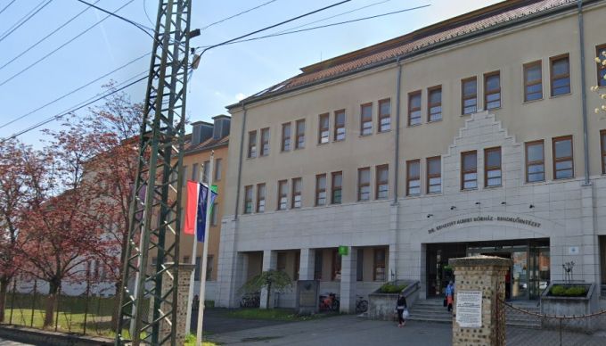 A kórház udvarán szült egy nő, a férj szerint a mentők nem segítettek megfelelően A kórház udvarán szült egy nő, a férj szerint a mentők nem segítettek megfelelően