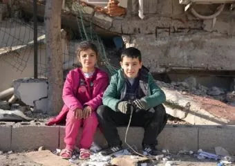 A pusztító földrengések után gyerekek milliói kerültek kétségbeejtő körülmények közé