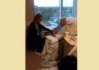Megható: sírva videózta, ahogy a nővér énekelt az apjával