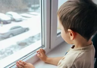 Meztelenül integetett az ablakból egy 3 éves kisfiú, rendőrt hívtak rá a szomszédok