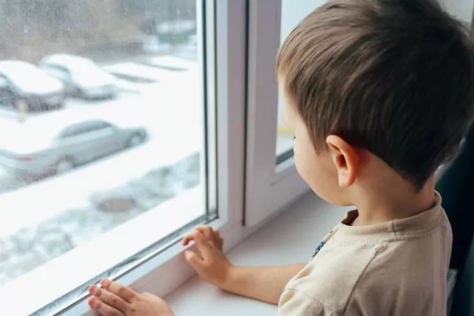 Meztelenül integetett az ablakból egy 3 éves kisfiú, rendőrt hívtak rá a szomszédok