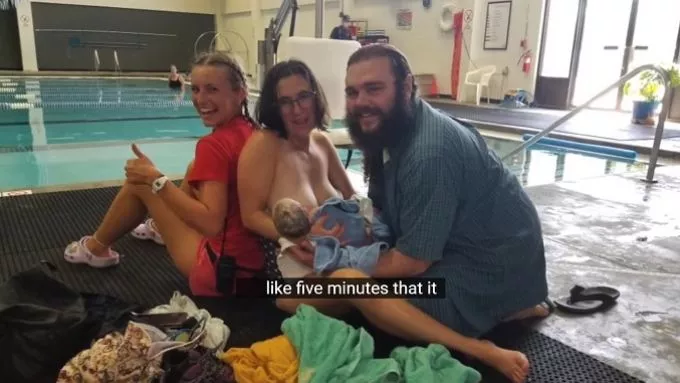 Vajúdni kezdett az uszodában, az úszómester segített világra hozni a babáját