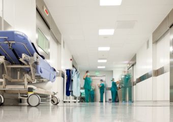 Komplikáció miatt le kellett vágni egy friss anyuka kéz- és lábfejeit szülés után - ezek a gyermekágyi szepszis jelei
