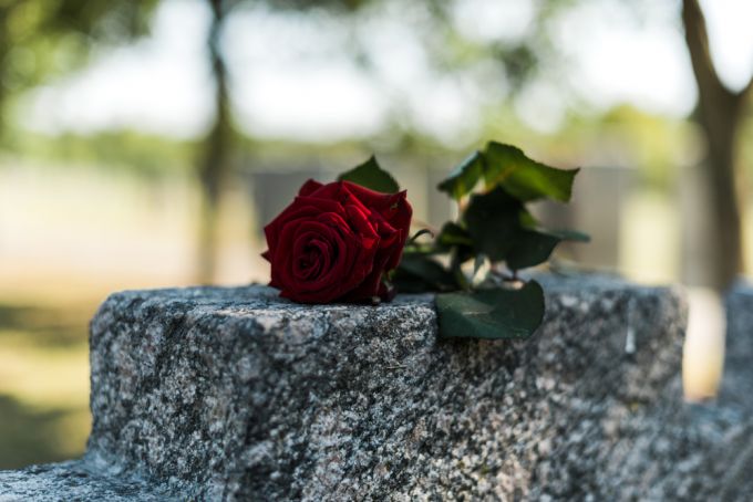 Felesége temetésén a Szerelem című dalra táncolt a gyászoló férj Felesége temetésén a Szerelem című dalra táncolt a gyászoló férj