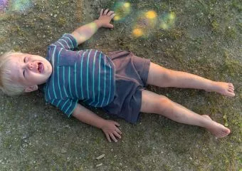 Autista kisfia lefeküdt a földre, sehogy sem tudta megnyugtatni - egy járókelő oldotta meg a helyzetet