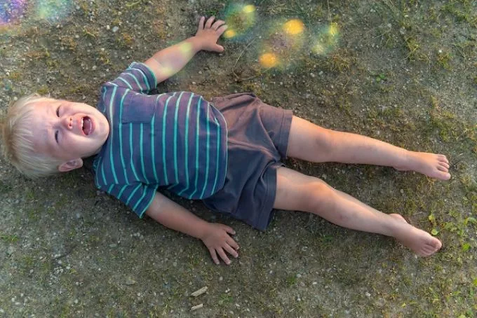 Autista kisfia lefeküdt a földre, sehogy sem tudta megnyugtatni - egy járókelő oldotta meg a helyzetet