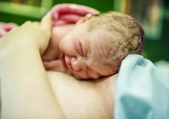 Vajúdni kezdett, majd 13 perccel később a saját fürdőszobájában szülte meg babáját a híradós