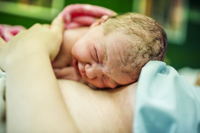 Vajúdni kezdett, majd 13 perccel később a saját fürdőszobájában szülte meg babáját a híradós Vajúdni kezdett, majd 13 perccel később a saját fürdőszobájában szülte meg babáját a híradós