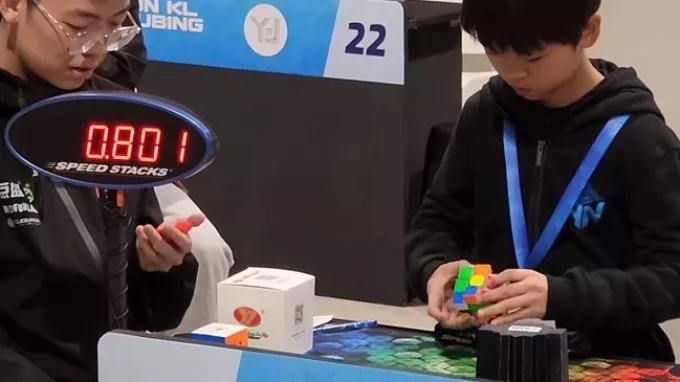 9 éves kisfiú a Rubik-kocka kirakás új rekordere - elképesztő, mennyi idő alatt rakta ki