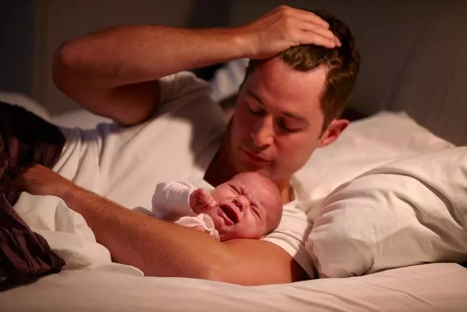 Miért ébred fel és sír éjjel a baba? Ezek okozhatják, könnyen megszüntetheted