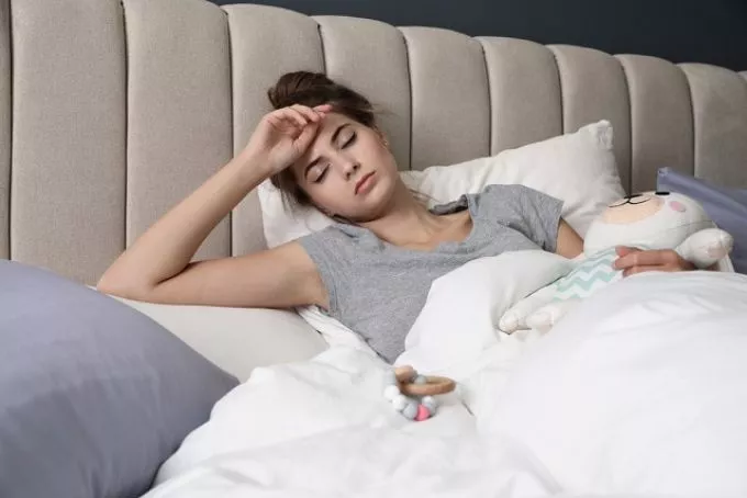 44 nap - ennyivel kevesebbet alszanak az anyák az első évben