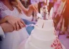 Beadta a válókeresetet, mert férje belenyomta a fejét az esküvői tortába
