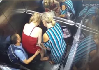 Liftben szülte meg kisbabáját egy nő - videó
