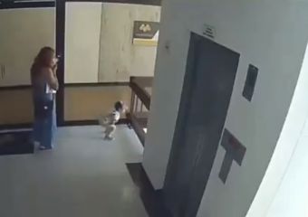 Hátborzongató videó: az utolsó utáni pillanatban kapta el gyermekét az anya, mielőtt kiesett volna a korláton
