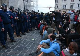 A pedagógusok státusztörvénye ellen tüntettek diákok Budapesten, könnygázt vetettek be a rendőrök a gyerekek ellen