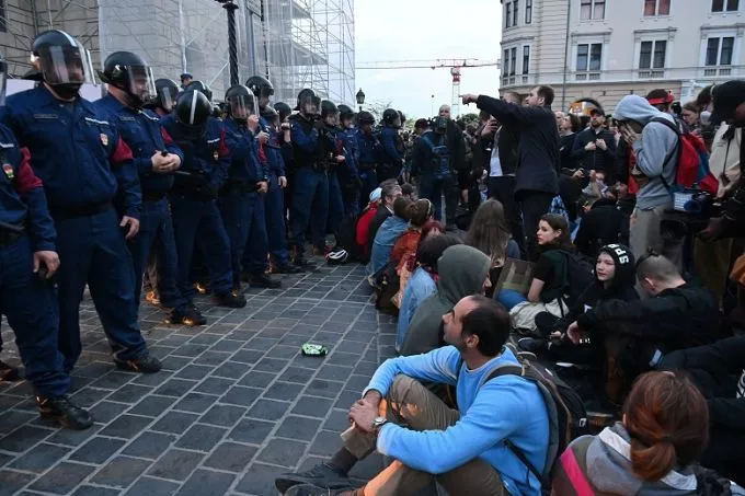 A pedagógusok státusztörvénye ellen tüntettek diákok Budapesten, könnygázt vetettek be a rendőrök a gyerekek ellen