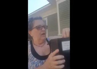 Úgy ünnepelte egy nő a bántalmazó férje halálát, hogy a hamvait a kukába szórta - videóra is vette a pillanatot
