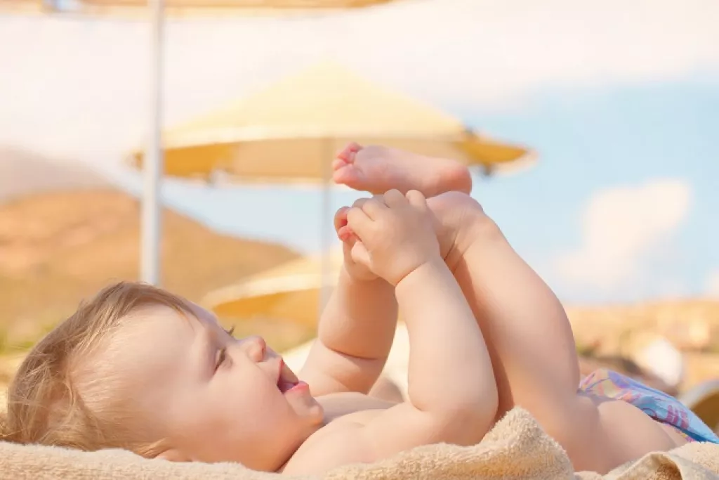 baba a vízben strandolás babával