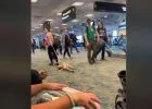 Pórázon húzta át a gyerekét a reptéren az anya (videó)
