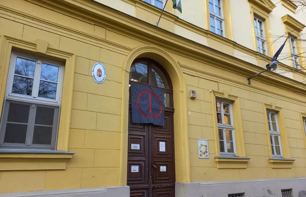 pedagógus tüntetés jelképe pedagógus tüntetés jelképe