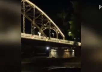 A Dunába ugrott két fiatal Győrben egy hídról - valaki videóra vette